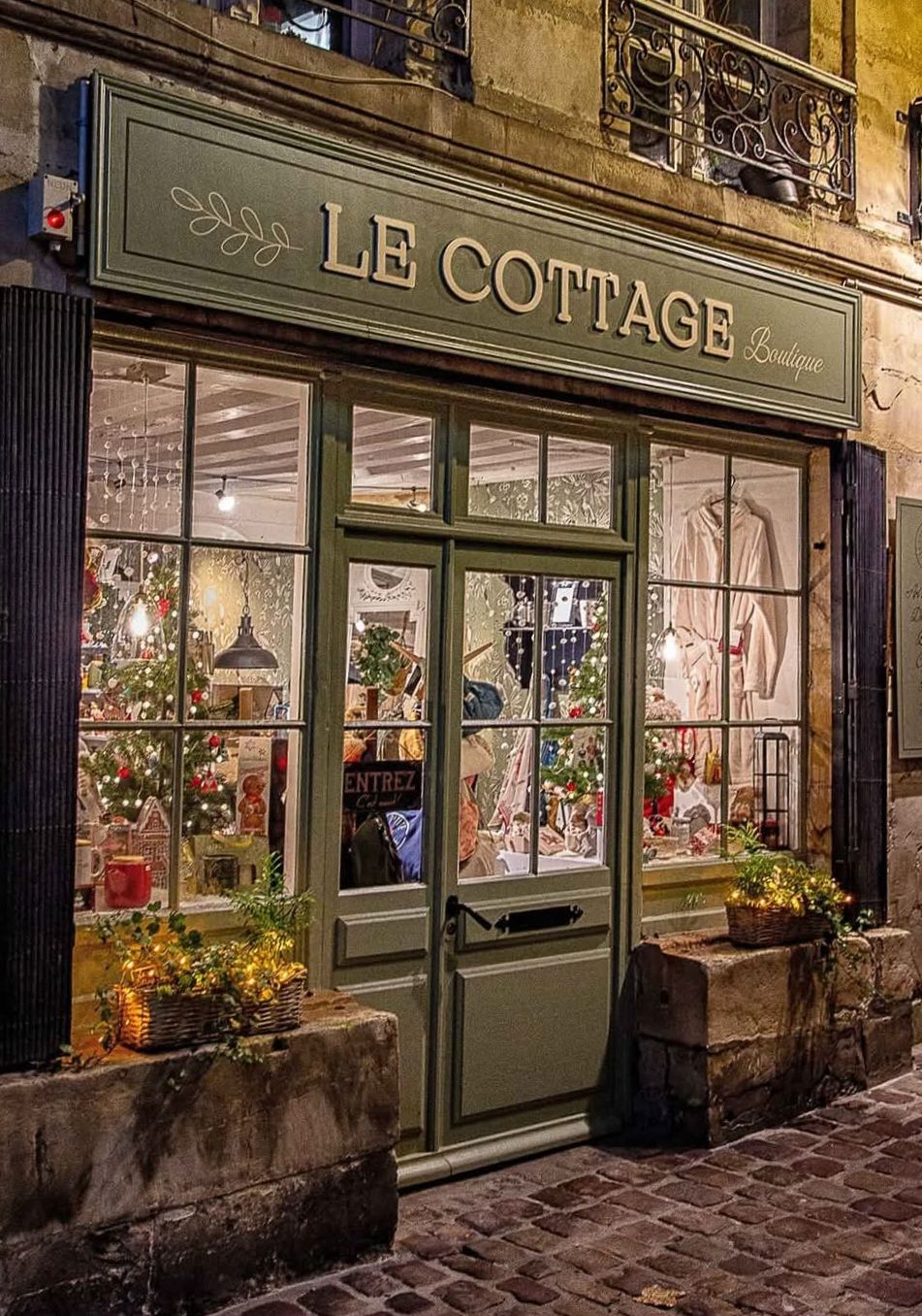 La devanture du Cottage Boutique à Caen, illuminée le soir