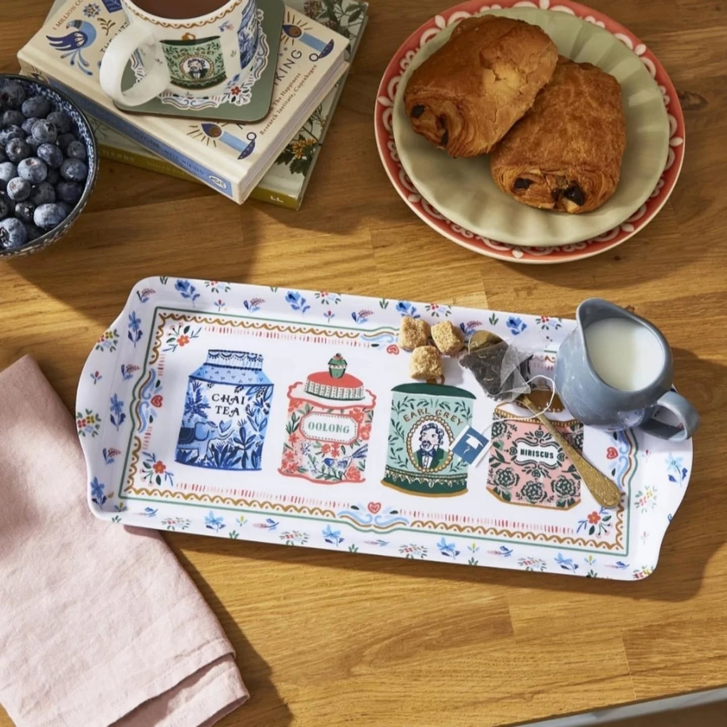 Plateau à thé illustré et tasses