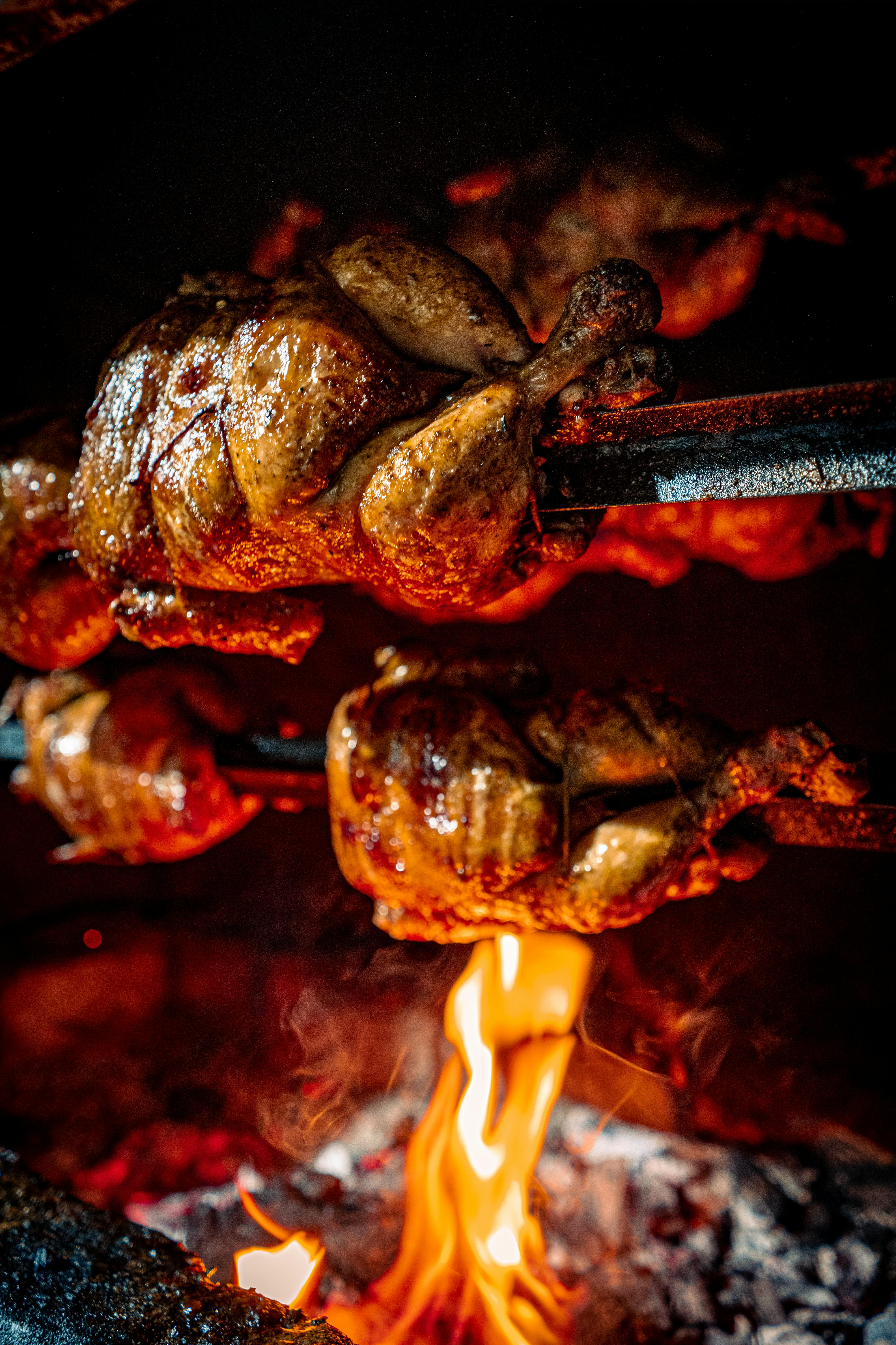 Poulets fermiers Croc-Croc rôtis à la broche au-dessus du feu