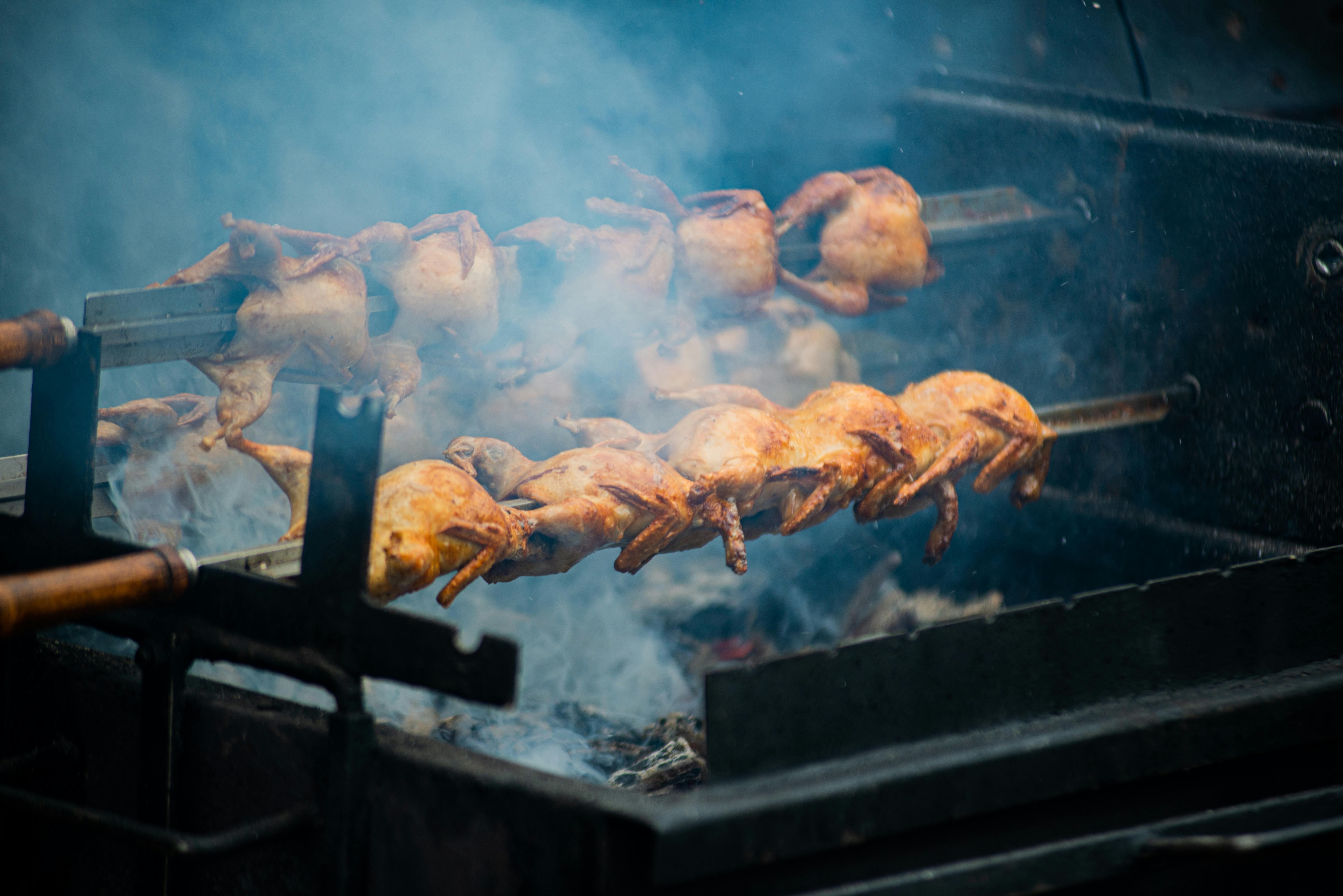 Poulets en cuisson, fumée et feu