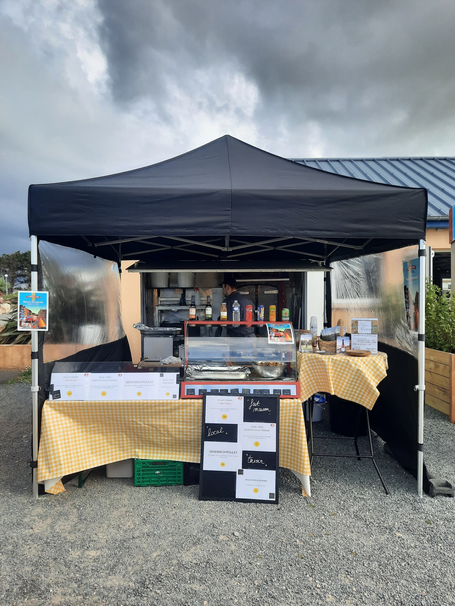 Le stand de la rôtisserie Croc-Croc sur les marchés normands