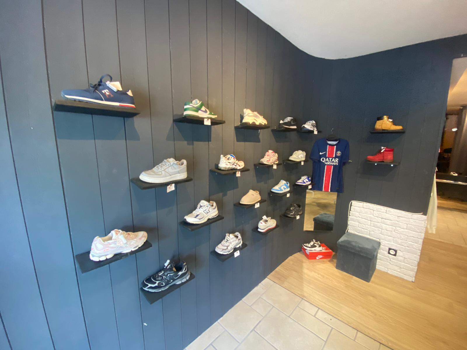 Le mur de sneakers chez F'rip Saint-Lô