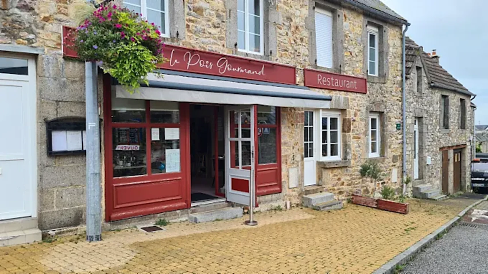 La devanture du Pois Gourmand, 6 place du Petit Bourg aux Pieux