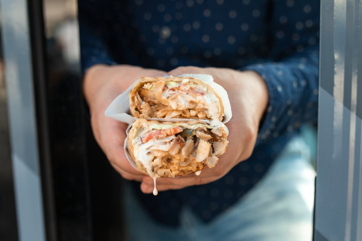 Tacos refermé tenu en main