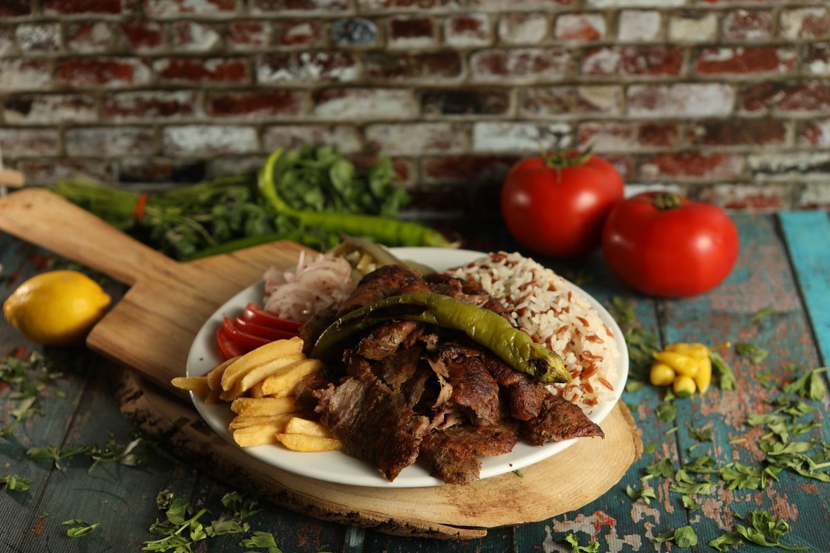 Assiette kebab avec frites maison et salade