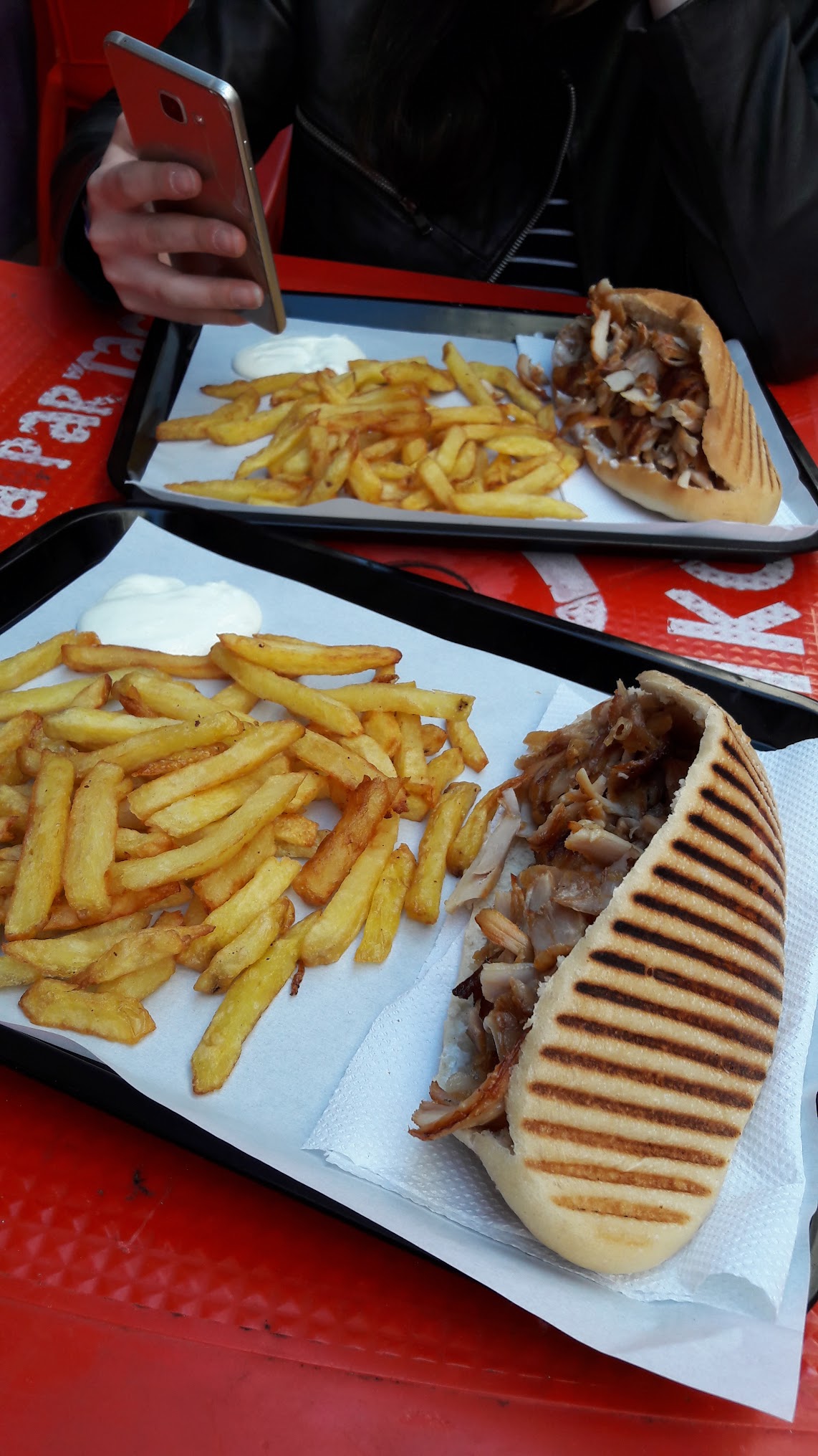 Galette kebab et frites maison servies en terrasse